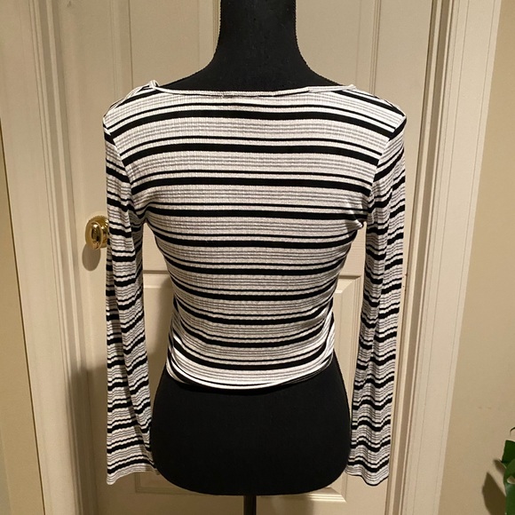 White and black crop top - Picture 4 of 5